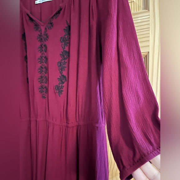Maurice’s Women’s Burgundy and Black Embroidered‎ 3/4 Sleeve Blouse Size 0 - Picture 4 of 8